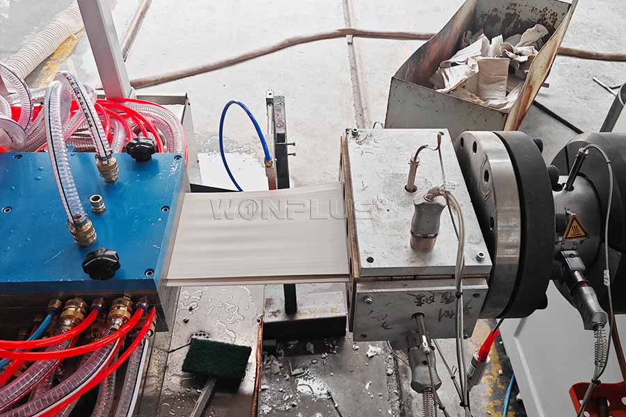 WONPLUS Berhasil Mengoperasikan Jalur Ekstrusi Panel Plafon PVC