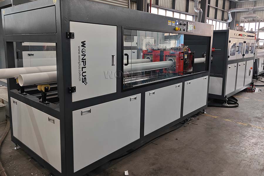 WONPLUS Berhasil Mengoperasikan Jalur Ekstrusi Pipa PVC Dua Saluran Keluar 90-110mm